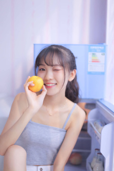 挽起裙子迈开腿坐下床图片
